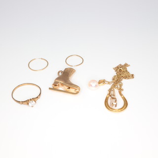 A 9ct yellow gold ice skating boot charm and minor gold jewellery 6.5 grams 