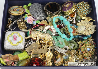 A quantity of vintage brooches and other costume jewellery 