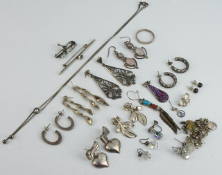 A silver bar brooch and minor silver jewellery, 80 grams