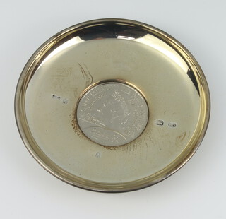 A silver armada dish with 2002 coin set base, 64 grams, 10cm, boxed  