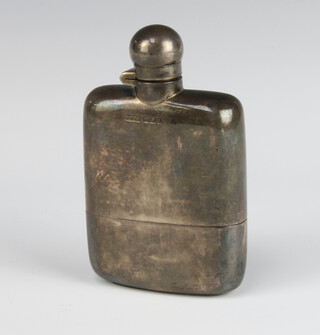 A gentleman's Edwardian silver hip flask with cup base Sheffield 1906, 120 grams, 10.5cm 