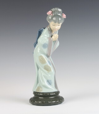 A Lladro figure of a Japanese girl 26cm 