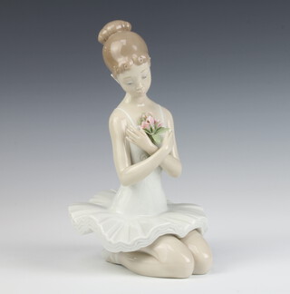 A Lladro figure of a kneeling ballet dancer 6998 27cm 