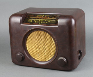 A Bush Type DAC.90.A radio in a brown Bakelite case 22cm h x 30cm w x 18cm d 