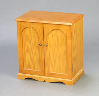 Thomas Pacconi, an oak finished collectors/jewellery cabinet, the hinged lid revealing a fitted tray above 7 drawers enclosed by a pair of panelled doors 41cm h x 39cm w x 25cm d  