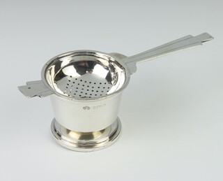 An Art Deco silver tea strainer and stand, Birmingham 1937, 98 grams 