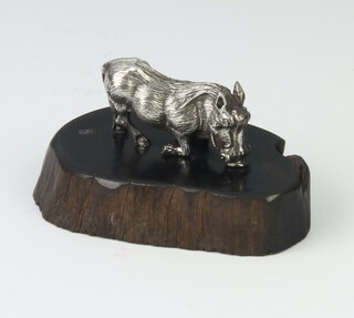 A Zimbabwean cast silver figure of a warthog raised on a hardwood base 3cm 