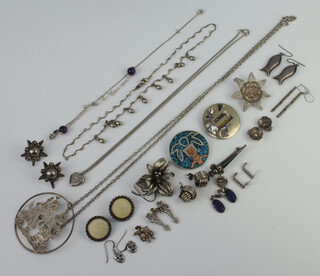 A silver hardstone brooch and minor silver jewellery, gross weight 126 grams