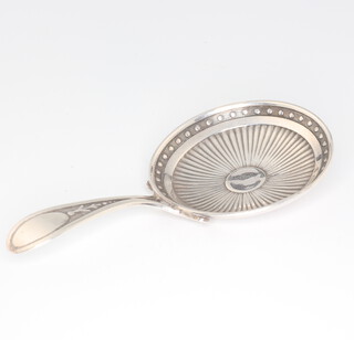 A George III novelty silver caddy spoon in the form of a frying pan with engraved decoration Birmingham 1807, 6.5cm, 10 grams 