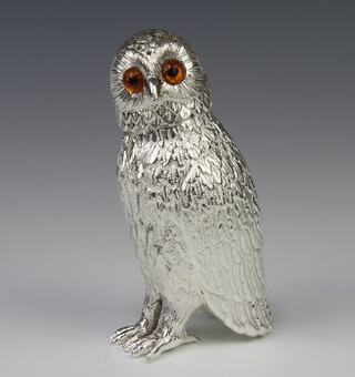A modern silver plated novelty caster in the shape of an owl with glass eyes, 15cm 