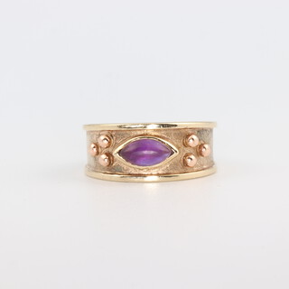 A 9ct yellow gold cabochon cut amethyst etruscan style ring 4.9 grams, size N 