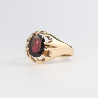 A gentleman's 9ct yellow gold garnet signet ring, size S, 4.9 grams 