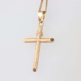 A 9ct yellow gold cross pendant and chain, 4.6 grams 