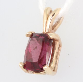 A 9ct garnet set pendant 1.2 grams, 13mm 