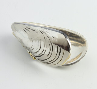 A silver plated mussel 6cm 