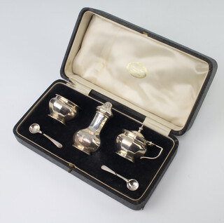 A silver 3 piece condiment set Birmingham 1949, 88 grams, cased 
