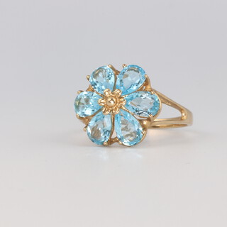 A 9ct yellow gold topaz daisy ring, 2.1 grams, size L 