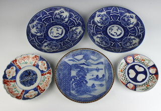 A pair of Chinese transferware dishes 28cm, a smaller ditto 25cm and 2 Imari dishes 