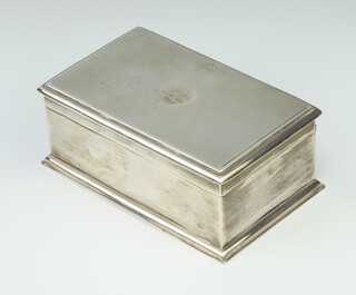 A rectangular silver engine turned cigarette box with vacant cartouche Birmingham 1926, 14.5cm 