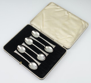 A set of 6 silver coffee spoons with fancy handles Birmingham 1923, 66 grams, cased 
