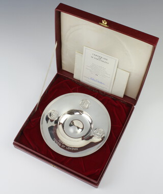 A silver commemorative Armada dish "The Tower of London 1078-1978", London 1978, 282 grams, in a fitted case 