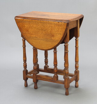 An Edwardian light oak drop flap gateleg tea table, raised on turned supports 73cm h x 60cm w x 31cm when closed x 89cm when open 
