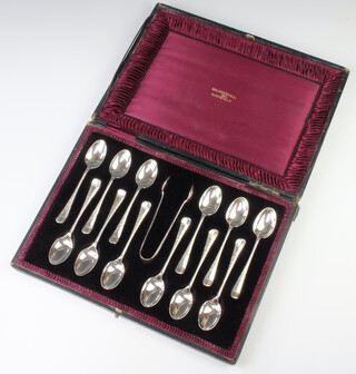 A set of 12 Edwardian silver teaspoons and tongs Chester 1906, maker Walker & Hall, contained in a fitted case, 282 grams 