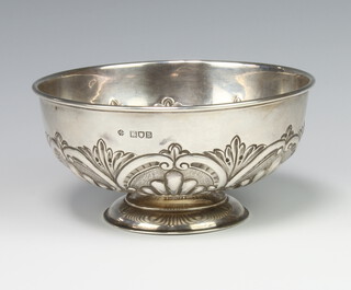 A Victorian repousse silver pedestal bowl with acanthus decoration London 1897, 16cm, 200 grams 