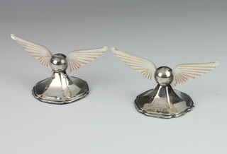 A pair of George V silver and carved mother of pearl menu holders the splayed bases surmounted by carved mother of pearl wings Sheffield 1911, 8cm 