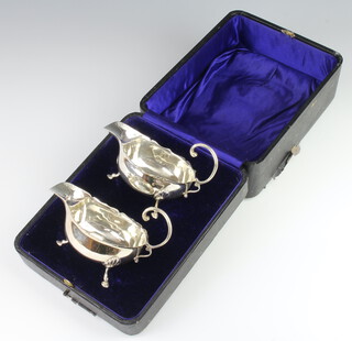 A pair of Edwardian silver sauce boats with S scroll handles on pad feet Birmingham 1904, 152 grams, cased 