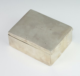 A rectangular silver cigarette box London 1890, 132 grams 