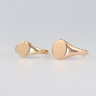 Two 9ct yellow gold signet rings, size G and H 4.6 grams 