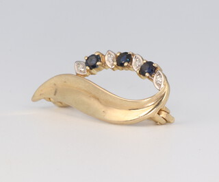 A 9ct yellow gold diamond and sapphire scroll brooch 2.4 grams, 28mm 