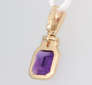 A 9ct yellow gold amethyst pendant 15mm, 0.7 grams 