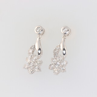 A pair of 18ct white gold daisy style drop earrings, the diamonds approx. 1.3ct, each earring stamped 0.66 and 0.64, 20mm, 3.8 grams  