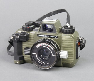 A Nikonos V camera with Nikkor 35MM 1:2.5 526975 Nikonos lens 