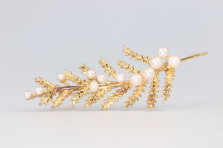 A 9ct yellow gold pearl set floral brooch 55mm, 7.4 grams 
