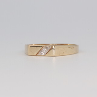 A 9ct yellow gold diamond ring 1.6 grams, size K 