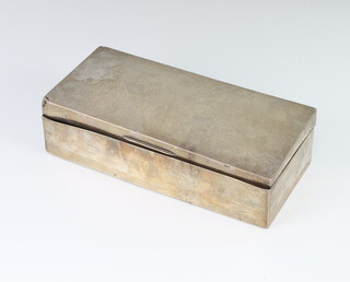 A rectangular silver cigarette case mount London 1924, 144 grams 