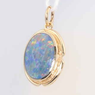 A 9ct yellow gold opal pendant 2.6 grams, 17mm 