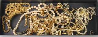 A gilt necklace and minor costume jewellery 