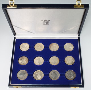 Twelve 1977 Silver Jubilee commemorative crowns, 350 grams  