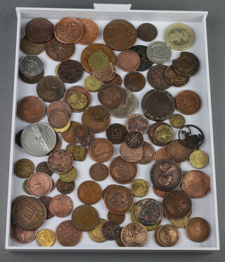 A quantity of mixed commemorative crowns, coins, etc including tokens 