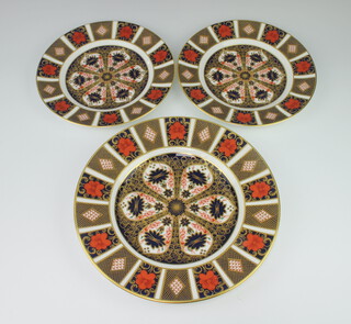 A Royal Crown Derby Imari pattern plate 27cm, a pair of ditto 22cm 