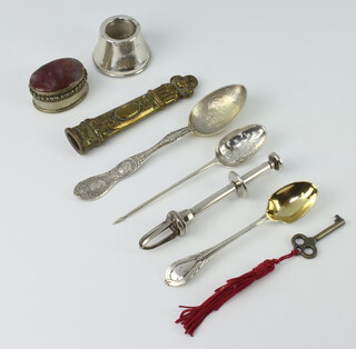 An Edwardian silver lily pattern teaspoon London 1910 and minor items 