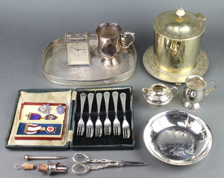 An Edwardian silver plated biscuit barrel and minor plated wares including a carriage timepiece 