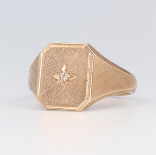 A gentleman's 9ct yellow gold diamond set signet ring, 5.6 grams, size T 1/2, diamond approx. 0.2ct
