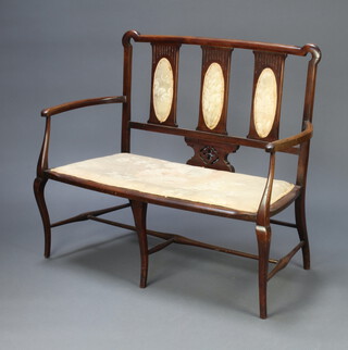 An Edwardian Art Nouveau mahogany double chair back settee raised on cabriole supports 88cm h x 107cm w x 45cm d (seat 77cm x 30cm) 