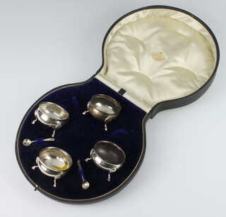 A cased set of 4 Georgian style silver salts/mustards with 2 spoons, 144 grams, rubbed marks 