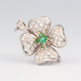 A white metal stamped 750 diamond and emerald 4 leaf clover brooch, 4.5 grams, 20mm x 15mm 